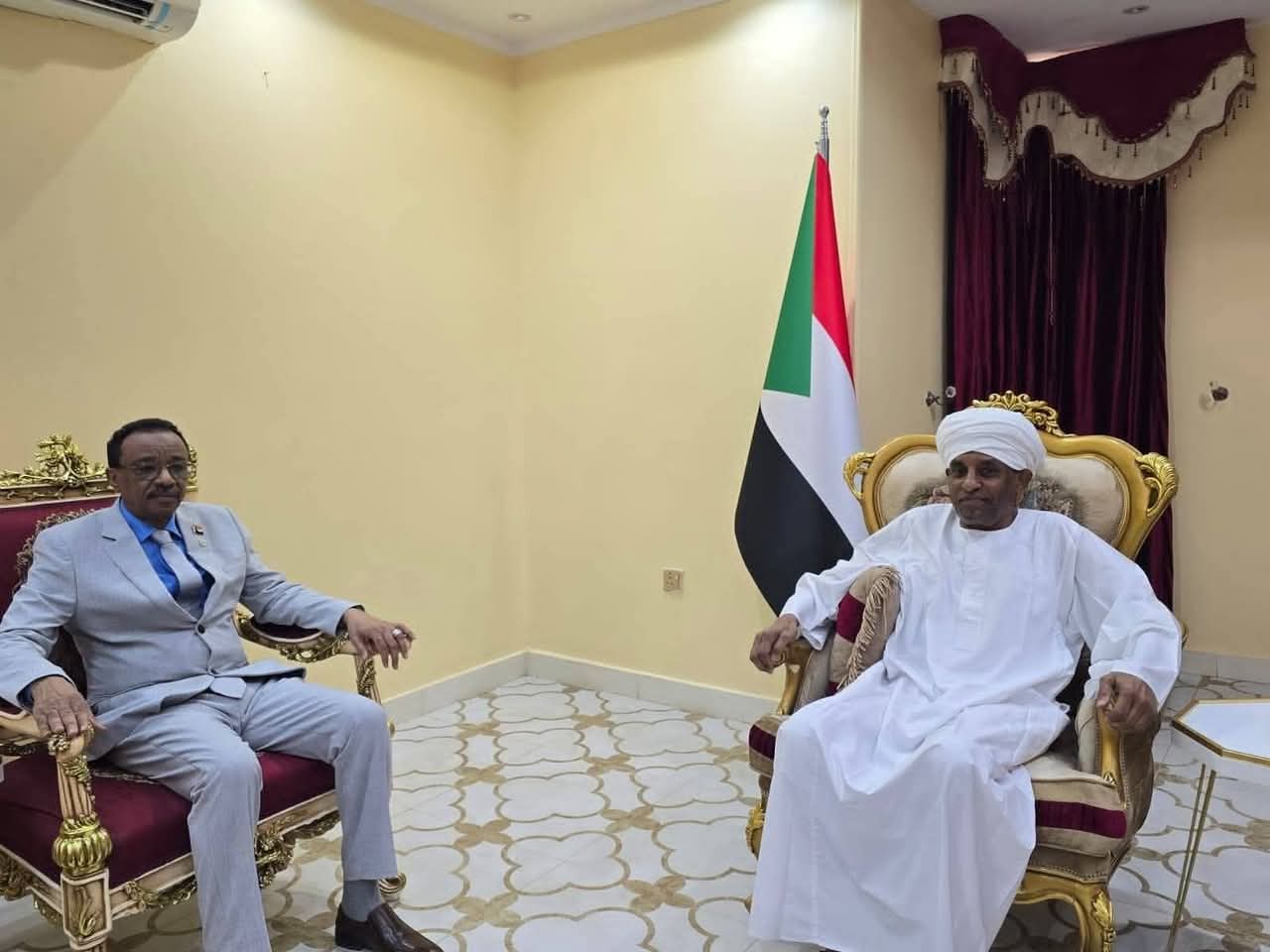 الجامعات السودانية ترفض تنفيذ قرار رئيس الوزراء بإعفاء المائة الأوائل من الرسوم الدراسية