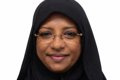 قيادي في المؤتمر الوطني يرد على سناء حمد: تعيشين انفصالًا عن الواقع