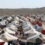 السلطات السورية تبدأ بإجلاء سكان مخيم الهول نحو موقع آخر