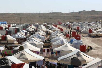 السلطات السورية تبدأ بإجلاء سكان مخيم الهول نحو موقع آخر