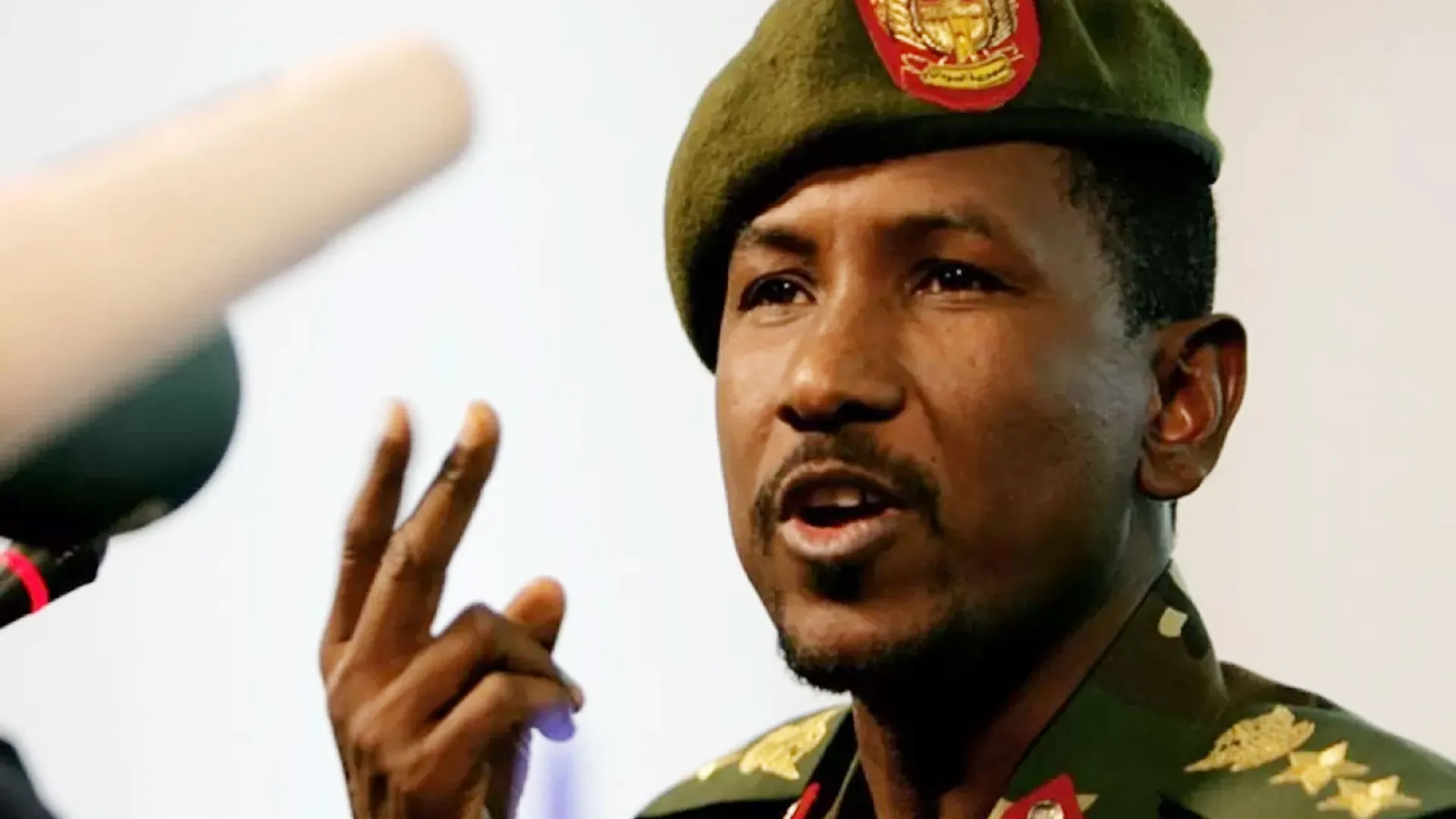 الناطق الرسمي باسم القوات المسلحة السابق يكشف حقيقة انتماء البرهان للإخوان المسلمين