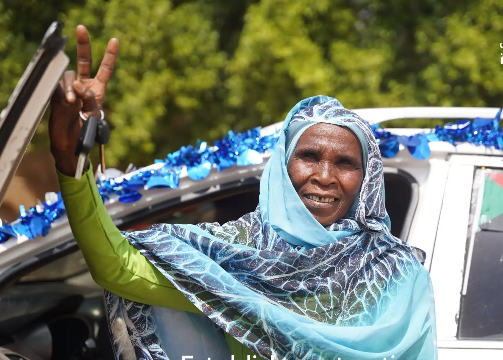 الدعم السريع يهدي فنانة أثارت جدلًا سيارة مسروقة