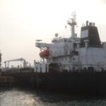 واشنطن تسمح مؤقتا بتسليم وبيع النفط الإيراني العالق في البحر