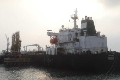 واشنطن تسمح مؤقتا بتسليم وبيع النفط الإيراني العالق في البحر