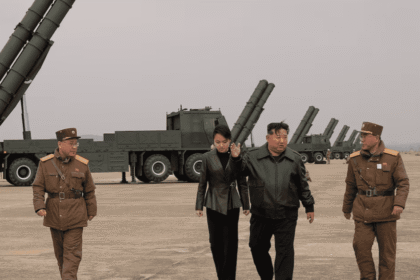 كوريا تستعرض قوتها.. كيم يطلق قاذفات الصوايخ "الأكثر تطورا"