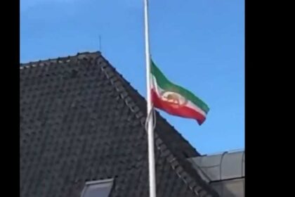 انشقاقات دبلوماسية في إيران.. و"علم الأسد" يرفع في السفارة