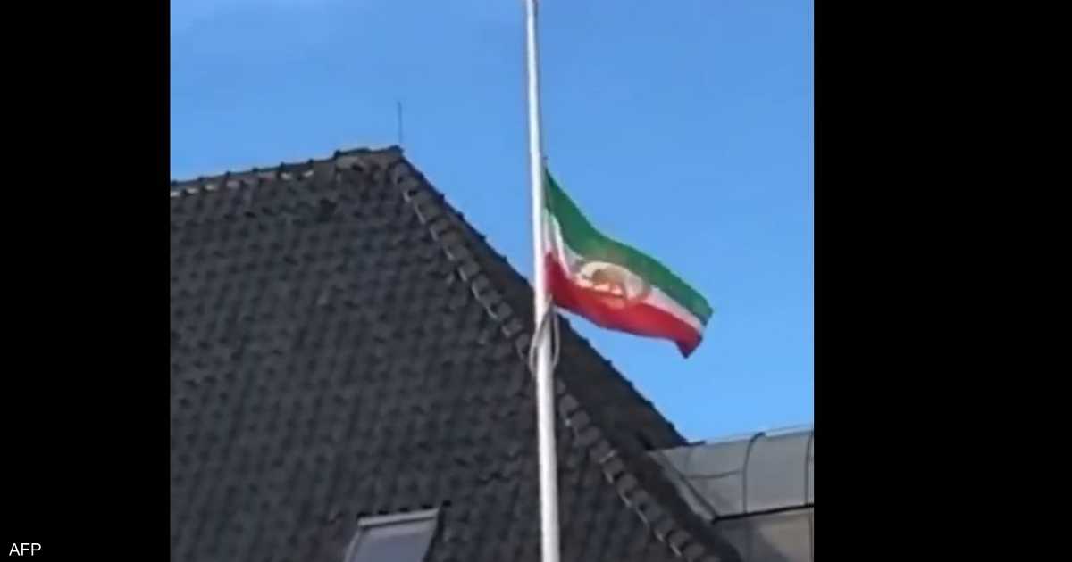 انشقاقات دبلوماسية في إيران.. و"علم الأسد" يرفع في السفارة