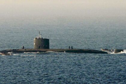 "ديلي ميل": وصول غواصة نووية بريطانية إلى بحر العرب