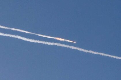 تقارير إسرائيلية: 135 جريحا في هجوم إيران على عراد وديمونة