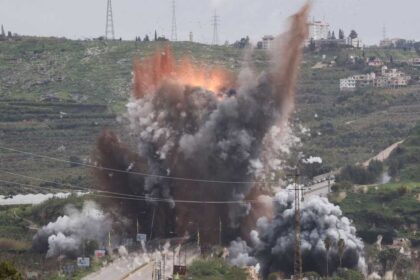 "مقدمة لغزو بري".. إسرائيل تقصف جسرا حيويا في جنوب لبنان