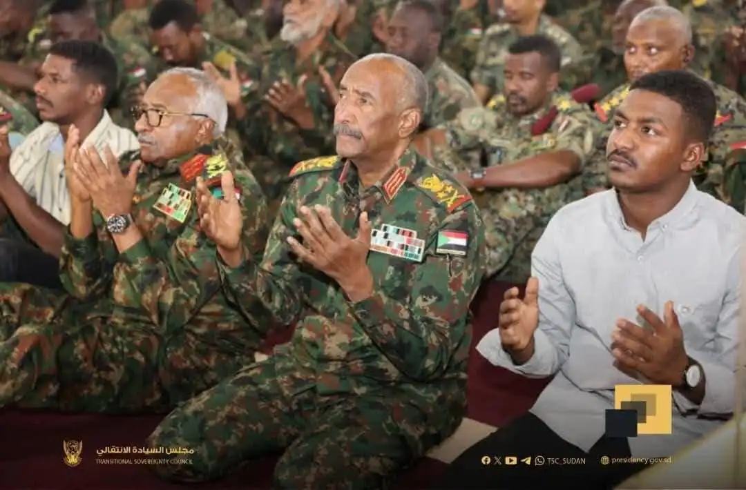 البرهان في مسجد القيادة العامة