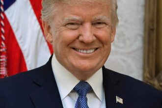 ترامب يعلن بدء محادثات مع إيران ويأمر بوقف الهجمات