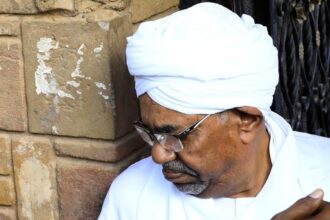 مستشار رئيس مجلس السيادة يقترح محاكمة البشير في قطر