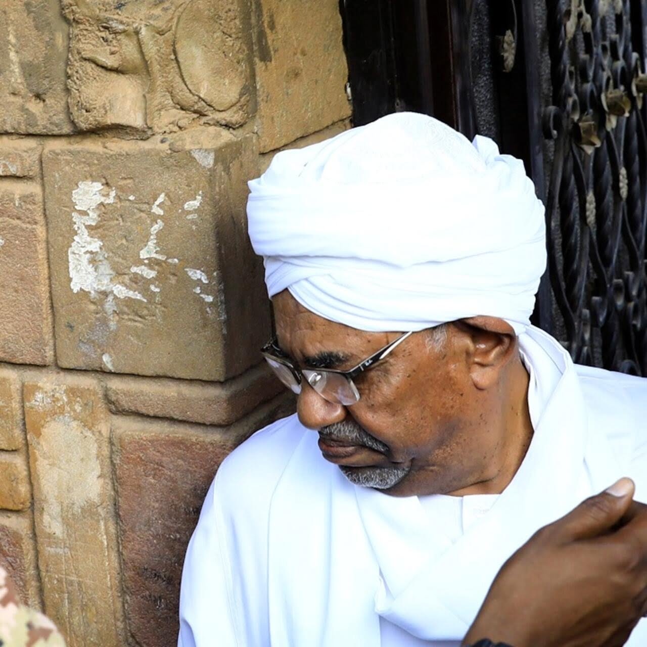 مستشار رئيس مجلس السيادة يقترح محاكمة البشير في قطر