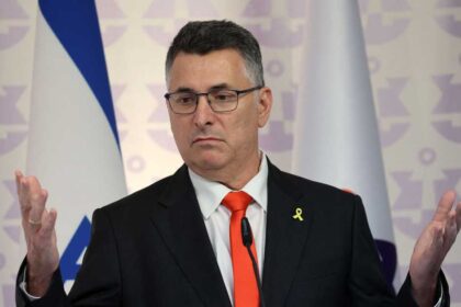 إسرائيل ترحب بقرار لبنان طرد السفير الإيراني