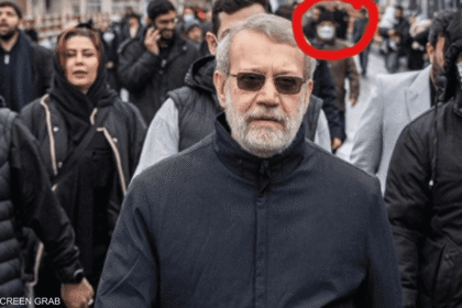 تنبأ بمقتل لاريجاني قبل أيام.. السبب "جاسوس" في خلفية الصورة