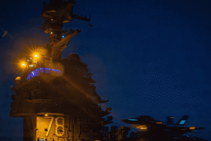 حاملة الطائرات الأميركية "فورد" تغادر البحر الأحمر لإصلاحات