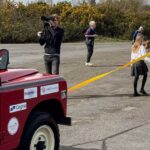 رقم يكسر القواعد.. جر سيارة لمسافة 100 كيلومتر