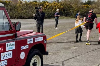 رقم يكسر القواعد.. جر سيارة لمسافة 100 كيلومتر