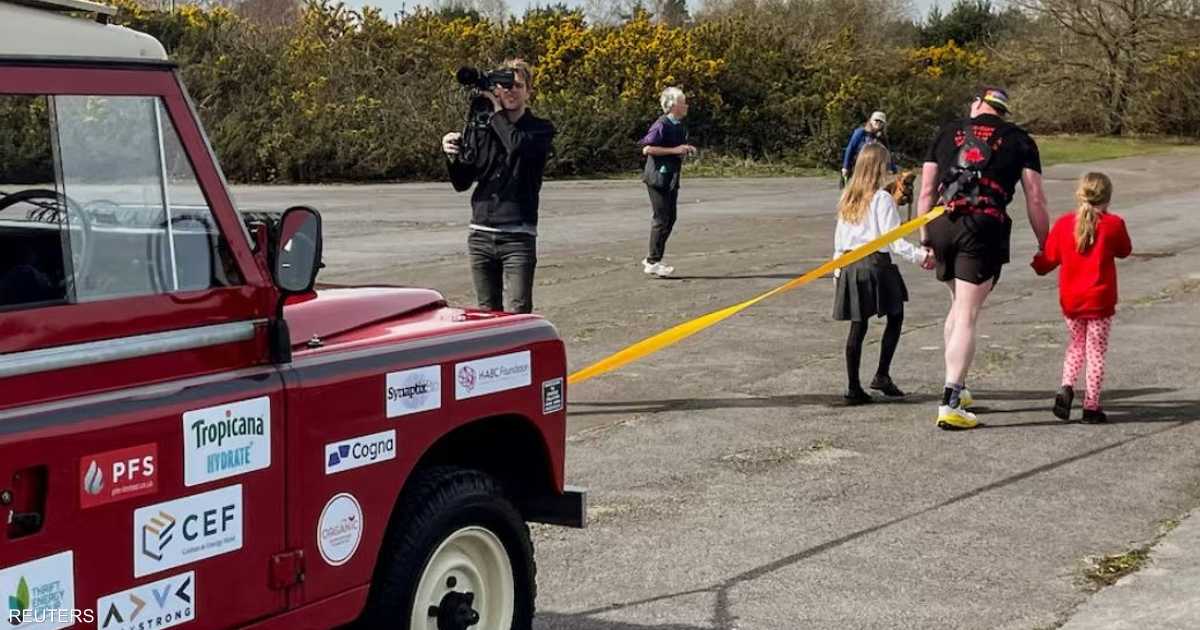 رقم يكسر القواعد.. جر سيارة لمسافة 100 كيلومتر