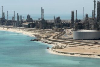 محلل: محاولة استهداف مصفاة رأس تنورة "تصعيد خطير"