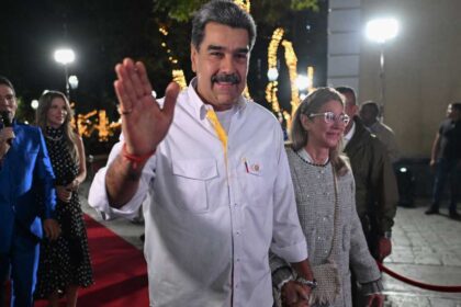 تقرير يكشف تفاصيل حياة مادورو وزوجته داخل السجن