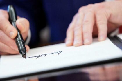 في سابقة تاريخية.. توقيع ترامب سيظهر على العملة الأميركية