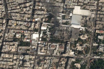 القناة 12: الجيش الإسرائيلي ألقى 30 قنبلة على مقر خامنئي