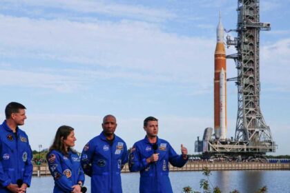 رواد "ناسا" يستعدون لأول رحلة مأهولة نحو القمر منذ عقود