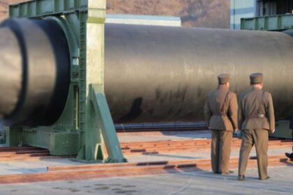 كيم يشرف على اختبار محرك صواريخ "هدفها الوصول لأميركا"