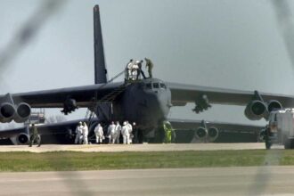 واشنطن تعزز حشدها في قاعدة فيرفورد بقاذفتي بي 52