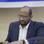 صديق الصادق: الحكومة أوفت بتسليم الجوازات لمشمولين بقوائم الحظر