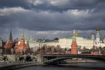 روسيا تطرد دبلوماسيا بريطانيا.. معلومات خطيرة وتهم تجسس