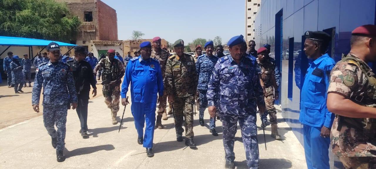 البرهان يوجه بتطوير المرافق الصحية للشرطة