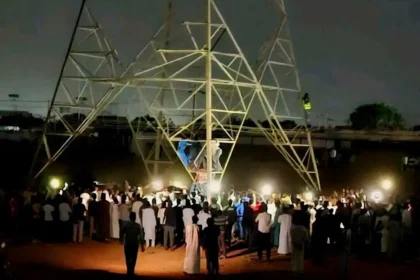 شاب يقطع الكهرباء عن كامل مدينة أمدرمان بسبب تسلق برج الضغط العالي