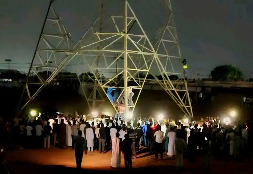 شاب يقطع الكهرباء عن كامل مدينة أمدرمان بسبب تسلق برج الضغط العالي