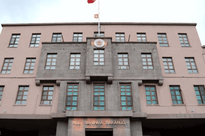 مقتل عسكري تركي وموظفَيْن تقنيين إثر سقوط المروحية القطرية