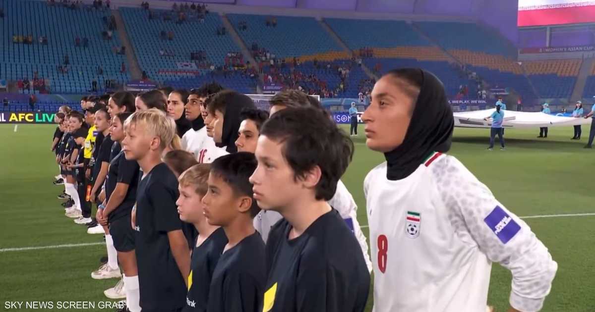بالفيديو.. منتخب إيران للسيدات "يقاطع" النشيد الوطني