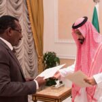 السعودية تتخذ قرارًا ضد طه عثمان مدير مكتب الرئيس السوداني السابق
