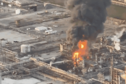 فيديو.. انفجار وحريق ضخم في مصفاة نفط قرب سواحل تكساس