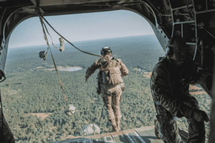 تقرير: واشنطن تدرس نشر قوات "محمولة جوا" لتدخل محتمل بإيران