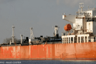 سلطنة عُمان: وفاة أحد أفراد طاقم ناقلة نفط بعد استهدافها