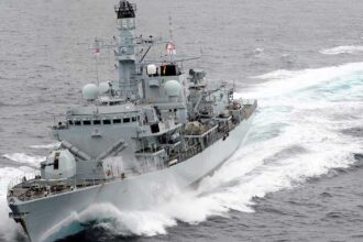 بريطانيا تعلن إرسال بارجة ومروحيات إلى الشرق الأوسط