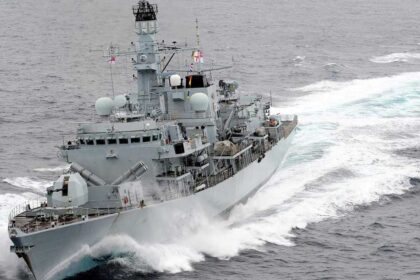 بريطانيا تعلن إرسال بارجة ومروحيات إلى الشرق الأوسط