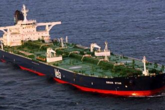 ترامب يأمر بتأمين ناقلات النفط ويطرح مرافقتها في هرمز