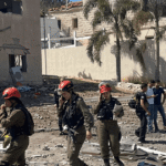 فيديو.. جرحى إثر سقوط صاروخ إيراني على منازل وسط إسرائيل