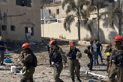 فيديو.. جرحى إثر سقوط صاروخ إيراني على منازل وسط إسرائيل