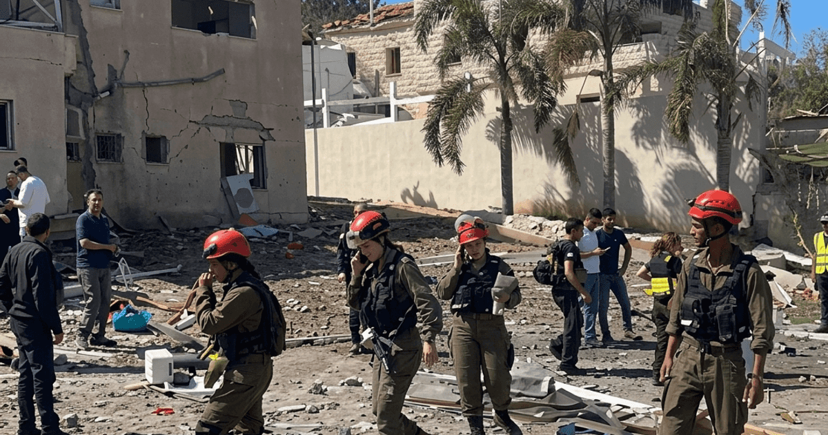 فيديو.. جرحى إثر سقوط صاروخ إيراني على منازل وسط إسرائيل