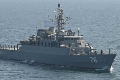أكثر من 100 مفقود في هجوم من غواصة أغرق فرقاطة إيرانية
