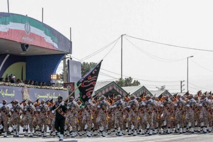 الحرس الثوري الإيراني يتوعد بالانتقام لمقتل خامنئي